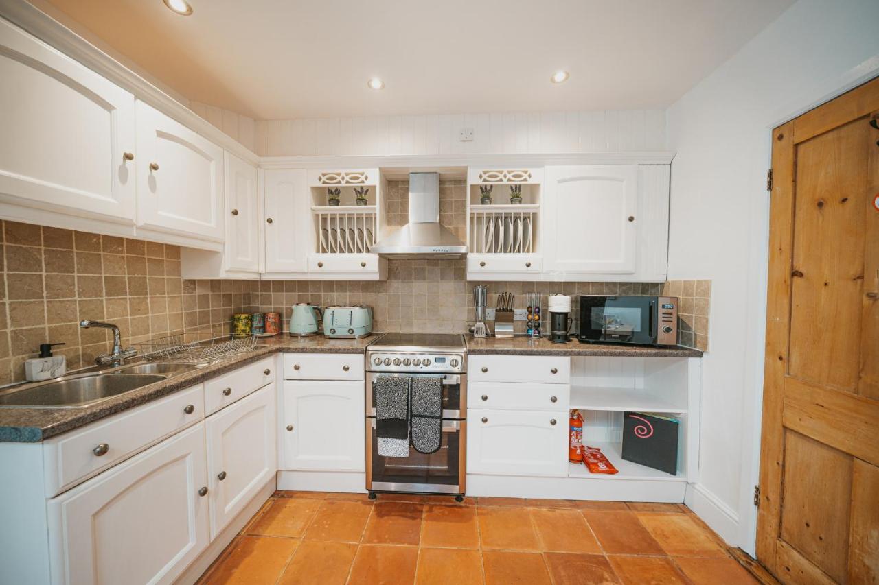 Cotswolds- Homely 2 Bed House With Garden, Wifi - Esho Stays Cirencester Eksteriør billede