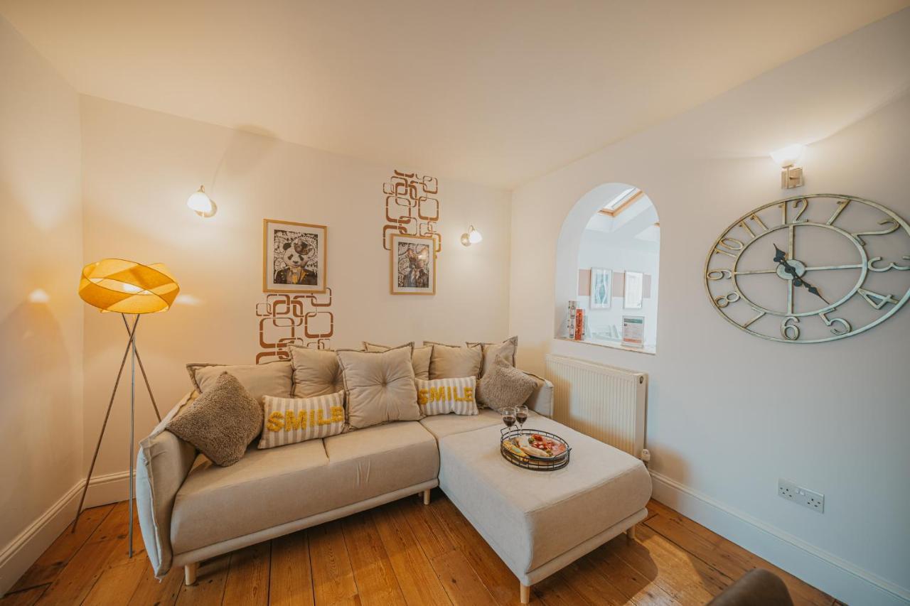 Cotswolds- Homely 2 Bed House With Garden, Wifi - Esho Stays Cirencester Eksteriør billede