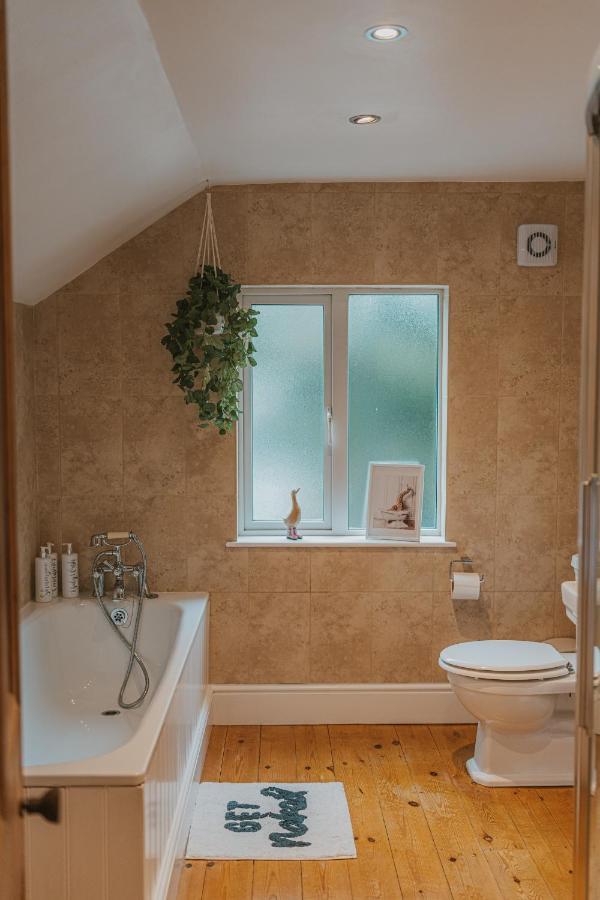 Cotswolds- Homely 2 Bed House With Garden, Wifi - Esho Stays Cirencester Eksteriør billede